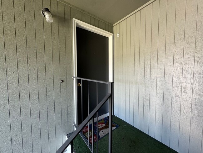 Photo - 2 Bedroom Upstairs apartment For Rent Loca...