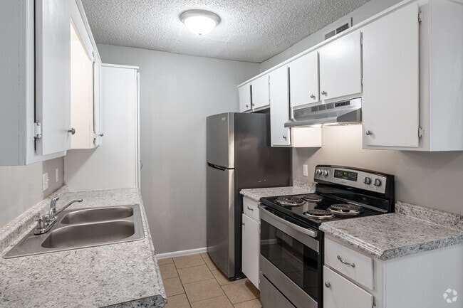 2BR, 1BA - 935SF - Kitchen