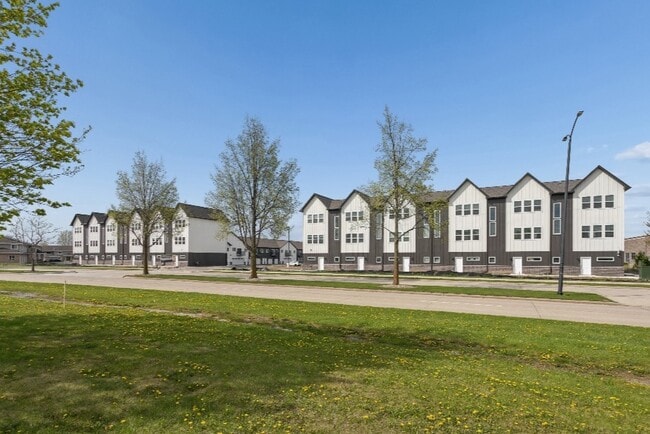 Building Photo - 1580 Main Townhomes