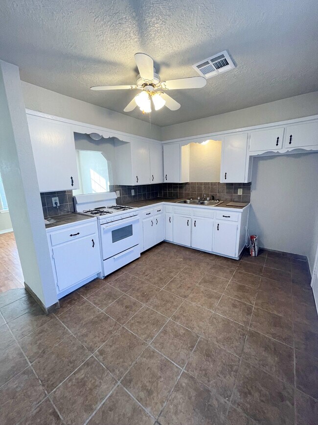 Photo - 1403 NW Hoover Ave