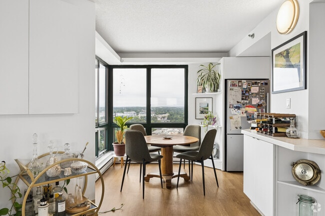 2BR, 2BA - 1,285SF - Dining Room - Back Bay Tower