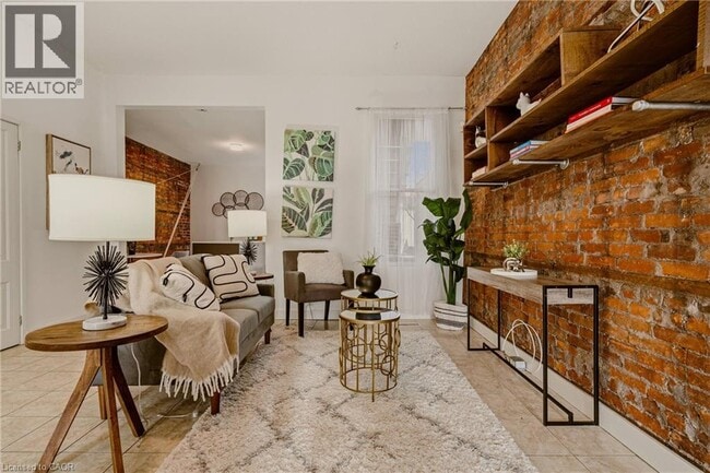 Photo - 163 Victoria Ave N