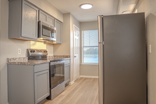 Building Photo - FULLY REMODELED GORGEOUS FOURPLEX WITH LUX... Rental