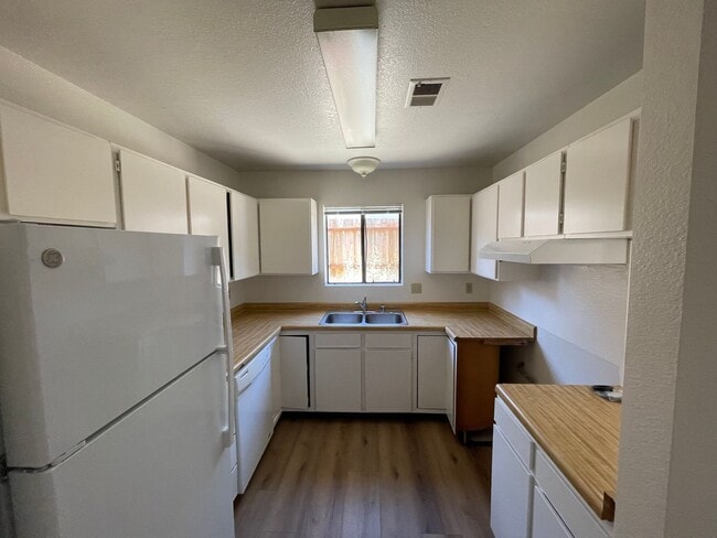 Building Photo - La Tierra Garden Apartments (2 Bed 1 Bath) Unit 9335-15