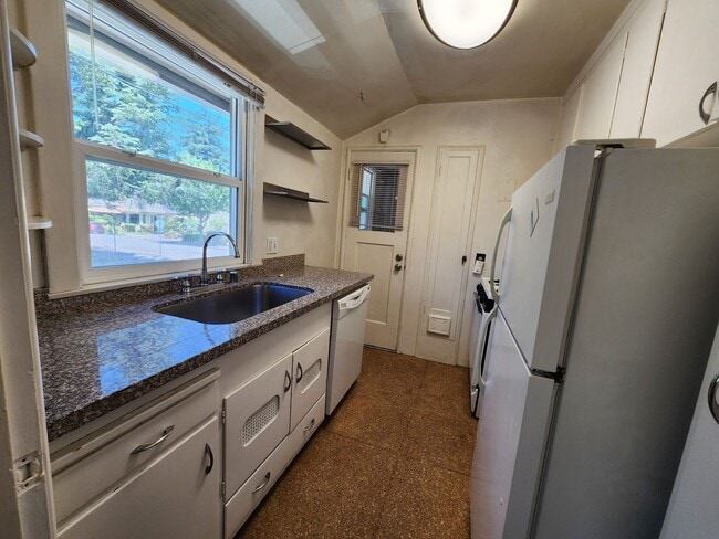 Photo - Spacious One bedroom with In-unit Laundry Available April 5th. Unidad 304