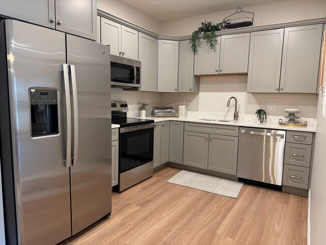 Building Photo - 74 Rockingham Rd Unit 108