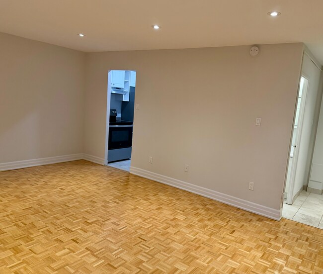 Photo - RENOVATED Bachelor with 1 Bath in PRIME ETOBICOKE - Royal York Gardens Unité BACH