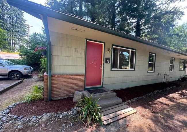 Building Photo - Cute 2 bedroom 1 bathroom Duplex Near National Ave