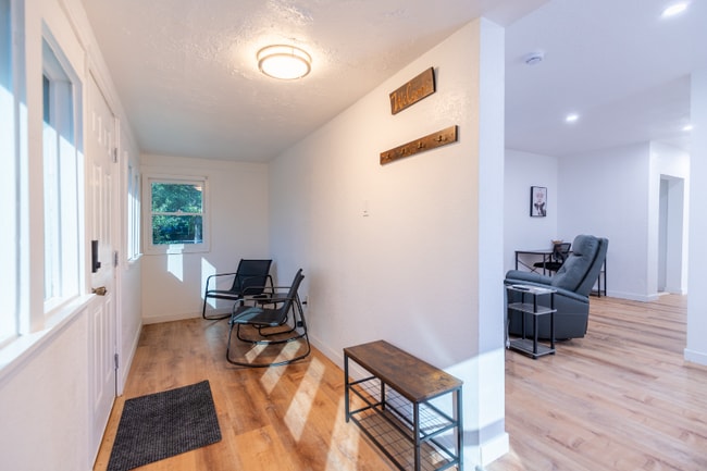 Photo - 600 E 8th St