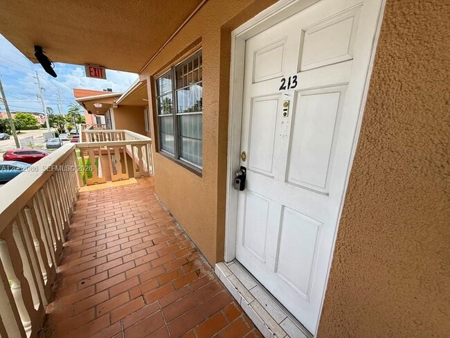 Building Photo - 1154 W 35th St Unit 213