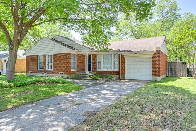 Building Photo - Casa View Heights Gem with Huge Fenced Yard