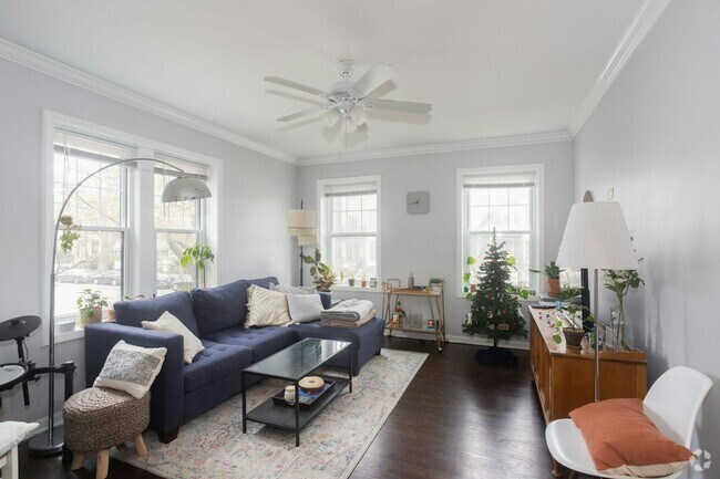 Building Photo - 3708.1 N Sheffield Ave Unit 208 Rental