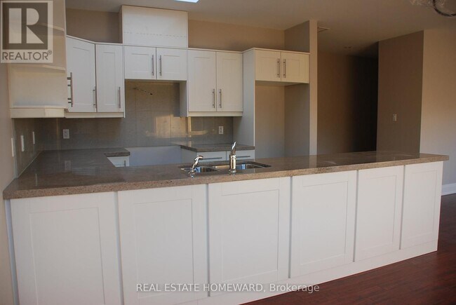 Photo - 425 Queen St E