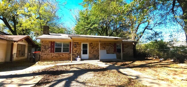 Building Photo - Cozy 2 bed 2 bath Home with Backyard