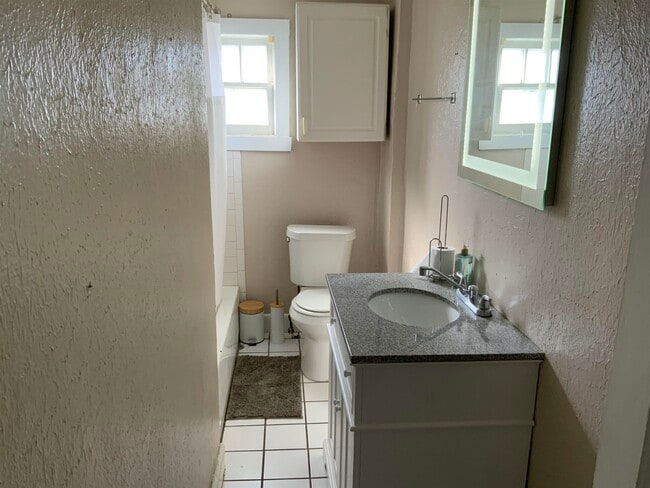 Photo - 1509 Twigg St Unit A