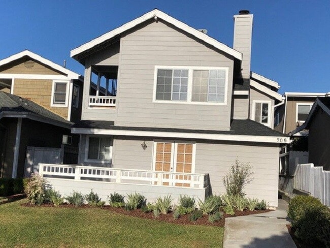 Building Photo - 709.5 Poinsettia Ave