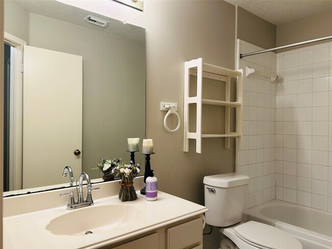 Photo - 1404 Helmsley Dr