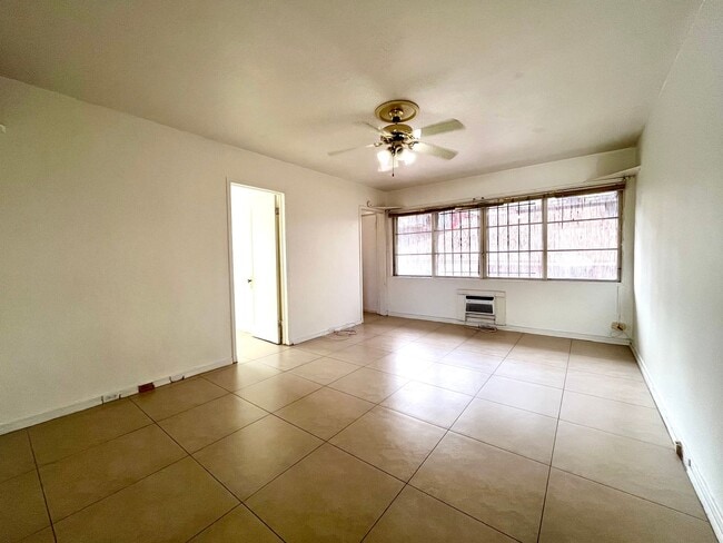Building Photo - Waikiki: Upper Floor 1 Bed, 1 Bath Apartment Unit E