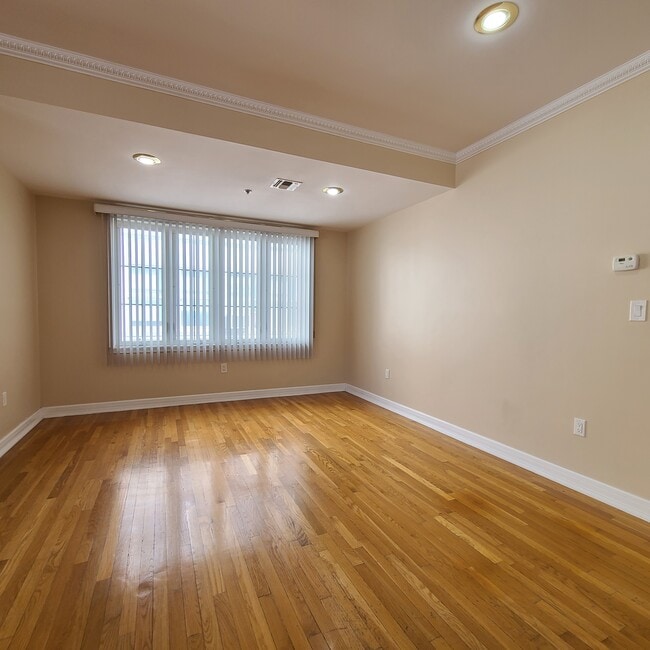 569 55th St Unit 1