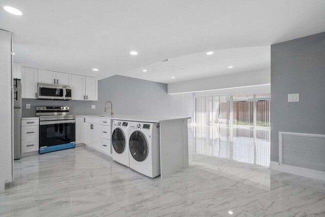 Photo - 708 NE 23rd Ave