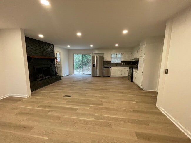 Living area (open concept) - 1936 Ashmore Ave