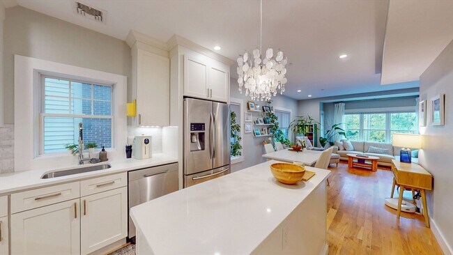 Building Photo - 186 Havre St Unit 2