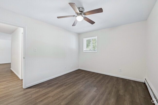 2BR, 1BA - 800SF - Primary Bedroom
