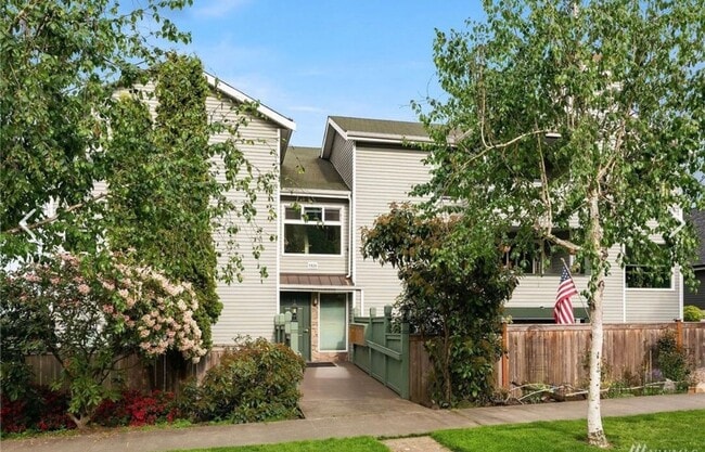 Building Photo - Updated, light flooded corner 1 bedroom 1 bath condo in Madison Valley Unit 102