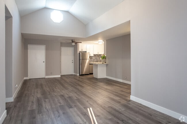 2BR, 2BA-900 SF
