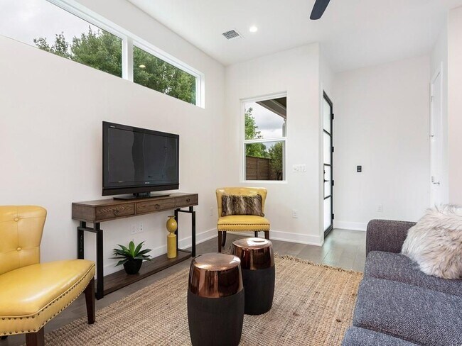 Photo - 1111 Brookswood Ave Unit A