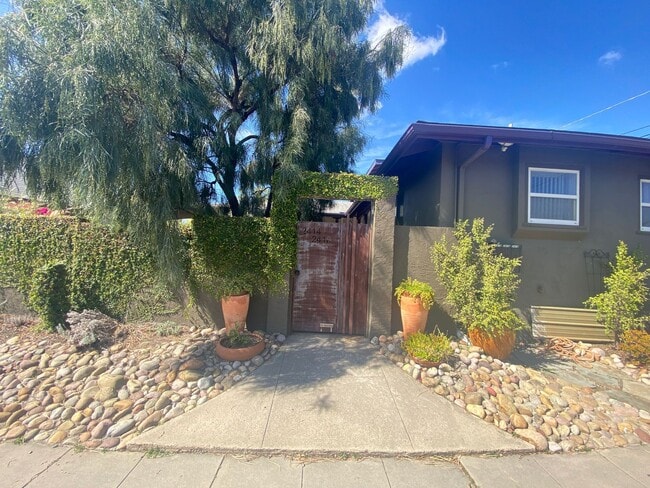 Building Photo - 2414-18 Monroe Ave Unit 2414 Monroe Avenue