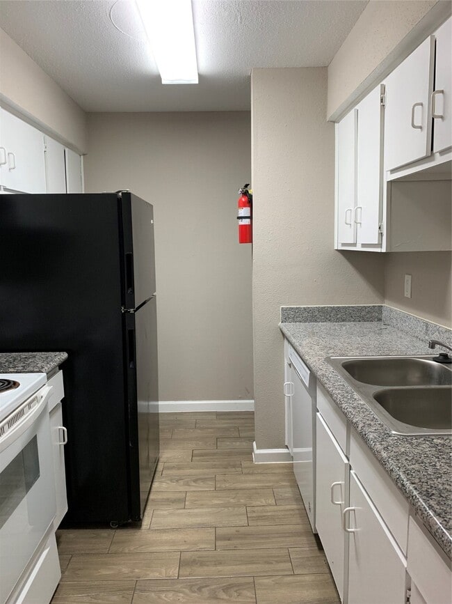 Building Photo - 5625 Antoine Dr Unit 1005 Rental