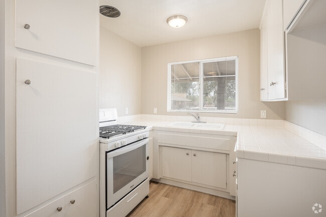 2BR, 1 BA - 650SF - Kitchen - Towne Centre at Orange