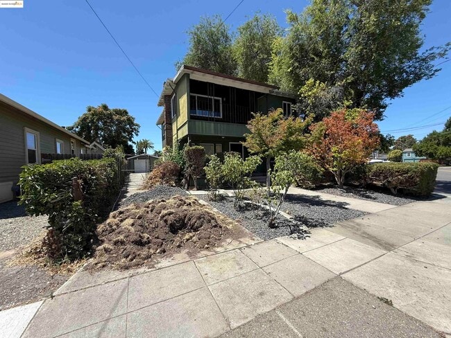 Photo - 563 McLeod St