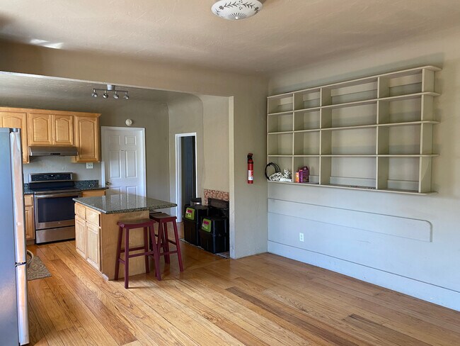 Photo - 2850 McGee Ave