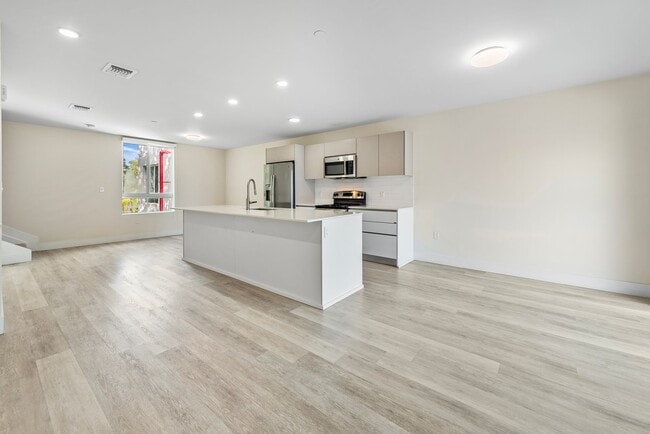 Building Photo - 2561 NE 193rd St Unit # 1203