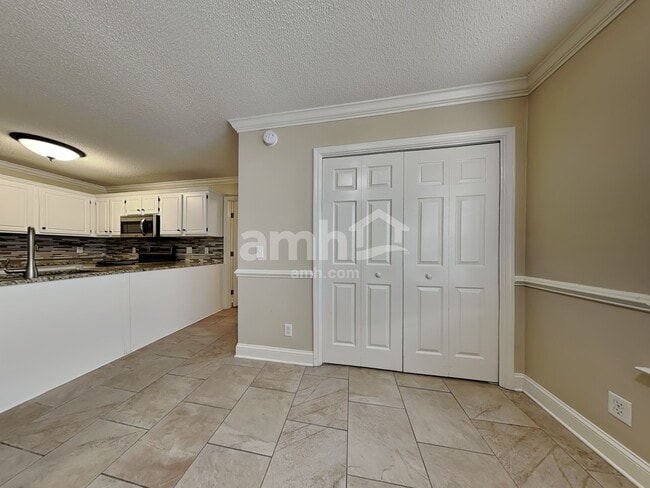 Photo - 409 Roberts Way