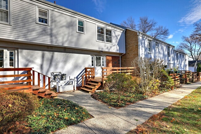 Photo - 245 Sunnyridge Ave Unit APT 2