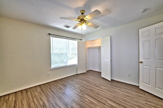 Building Photo - 15810 Hollow Rock Dr