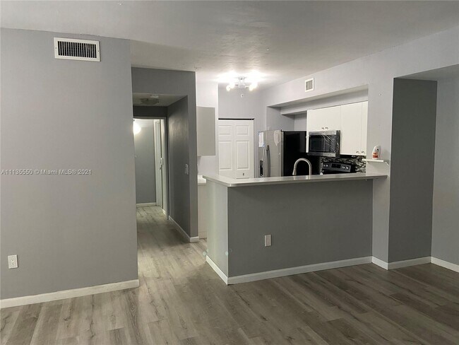 Photo - 7970 N Nob Hill Rd Unidad 206