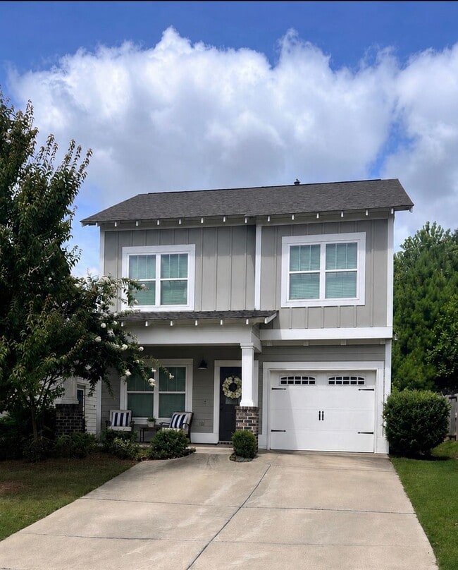Building Photo - 3 Bedroom Home with Garage and Flat Fenced Backyard!