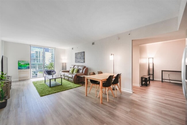 Building Photo - 31 SE 6th St Unit 1807 Rental