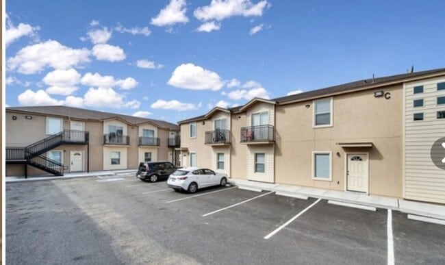 Building Photo - Center Way Apartments Townhomes Unit A