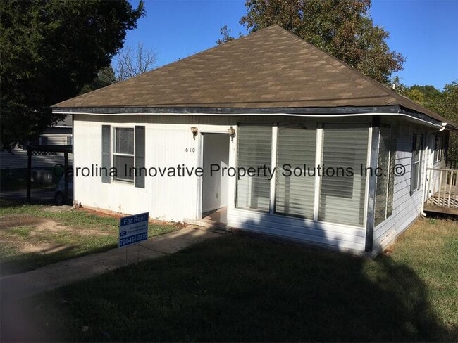 Building Photo - 610 N Pear St