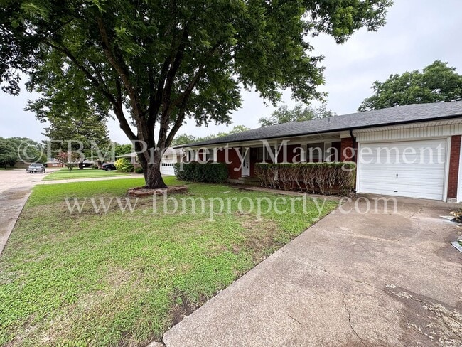 Photo - 1608 Hill Ln House
