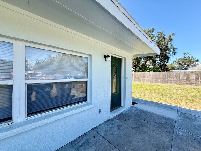 Photo - Four Bedroom Bradenton Rental - Large Yard