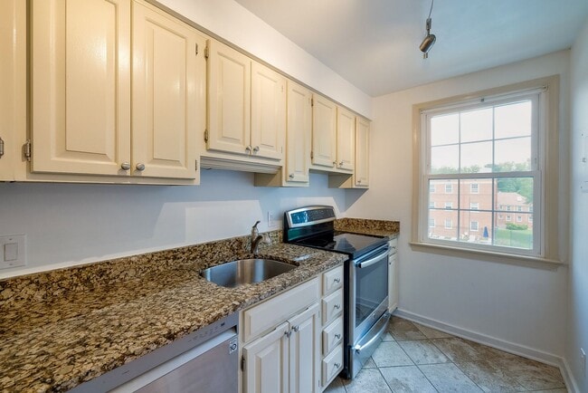 Photo - Charming 1BR/1BA in Silver Spring – $500 Move-In Credit (Look & Lease by March 1!) Unidad 202