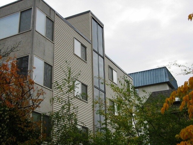 Building Photo - Tiki Apartments
