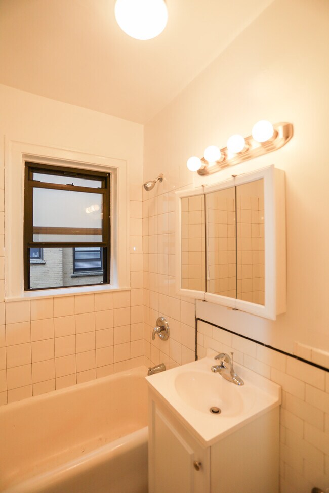 Photo - 6106 N Kenmore Ave Unit #30