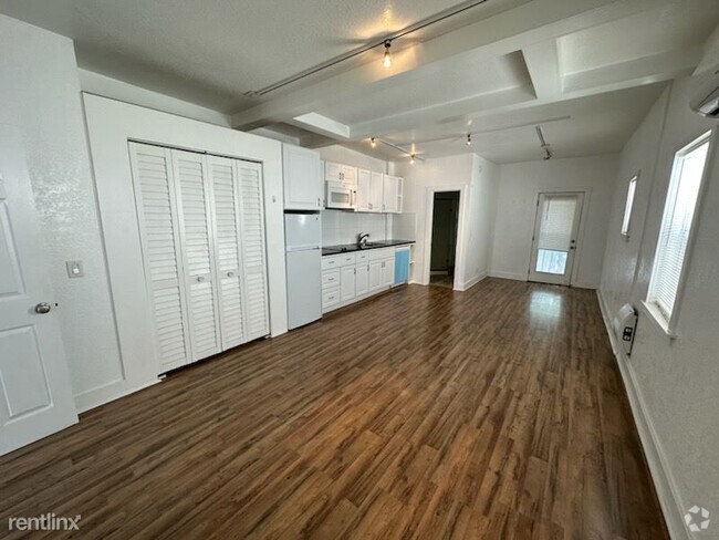 Building Photo - 1 br, 1 bath 4plex - 2581-85 University Av... Rental